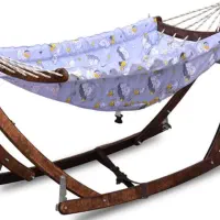 گهواره سنتی کودک و کنار مادر