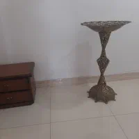 میوه خوری کنار سالنی برنجی