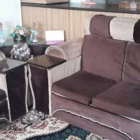 مبل قهوه ای رنگ با دارای سه تا میز