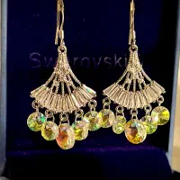 تعدادی گوشواره طرح سواروسکی و گل سینه