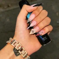 کاشت ناخن و مژه