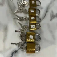 تعدادی قفل با کلید