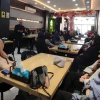 زن با اعتماد به نفس قاطع اما مهربان