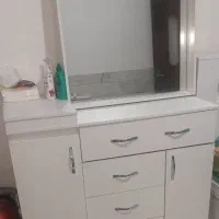 میز آرایش اینه روش نیست فقط کمد