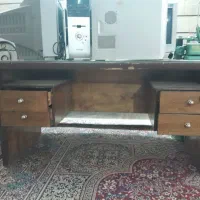 میز چوبی اداری تمیز همراه با شیشه