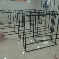 قوطی خور برای آویزان کردن لباس در مغازه