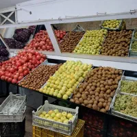 میز و صندلی و آینه وترازو میوه