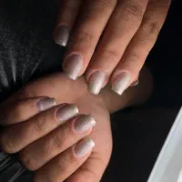 کاشت ناخن وهمه خدمات اریشگاه انجام میدیم