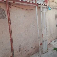 یک عدد درب خانه مرتب وشیشه و قفل و کلید مرتب
