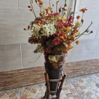 گلدان به همراه گل ها