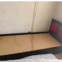 تخت یک نفره  ومیز تحریر سالم باهم