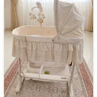تخت و گهواره کنار مادر
