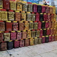 نیروی کمکی خانوم برای پاک کردن سبزی و شستشو