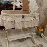 گهواره و تخت کنار مادر