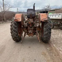 یک دستگاه تراکتور رومانی همراه ادوات