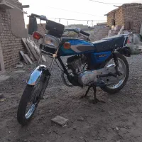 یک دستگاه موتور سیکلت