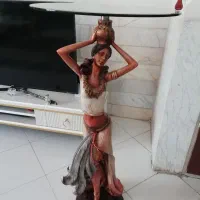 مجسمه سالم و چراغ خواب ایستاده کنارسالنی