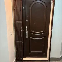 درب چوبی ورودی و حفاظ آکاردئونی