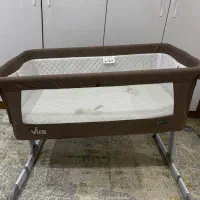 تخت کنار مادر