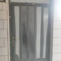 در و پنجره آهنی تمیز باشیشه وفرم