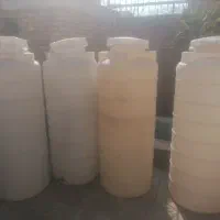 ۴ عدد مخزن پلی اتیلن ۳۰۰ لیتری شیر دار