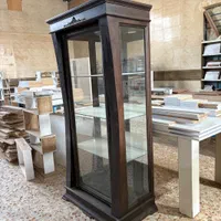 ویترین پشت اینه