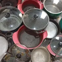 تعداد زیادی قابلمه دربدار
