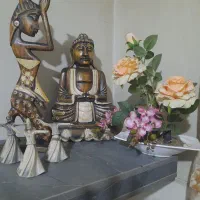 یه سری تزئینات چوبی و پلی استر و گل مصنوعی