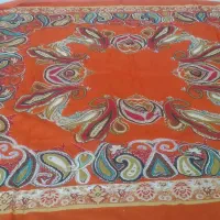 یک عدد روسری و دو تا لباس مجلسی