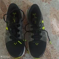 یک جفت از برند under کفش