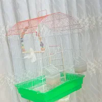 قفس پرنده باپله‌وتاپ ودوعددظرف غذا داره