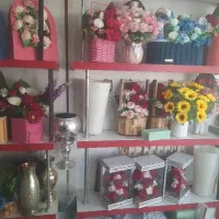 نیروی کار خانم نیمه وقت در گل فروشی