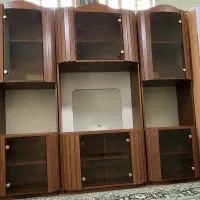 میز تلویزیون و ویترین چوبی بزرگ و جادار