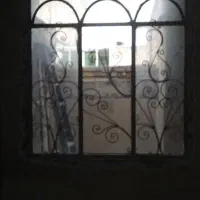 پنجره.در اهنی سنگین.دستشور
