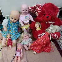 تعدادی عروسک بچگانه