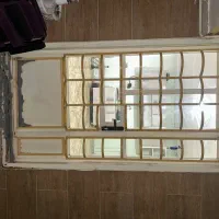 درو پنجره آهنش خیلی محکم و سنگینن