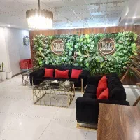 منشی خانم با ظاهری آراسته و شیک