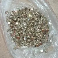 مقداری سنگ‌اتریشی پایه دار