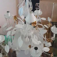 یک عدد لوستر مدرن فانتزی سفید با برگای طلایی