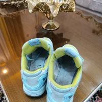 کتونی فیروزه ای