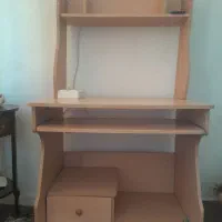 میز کامپیوتر و کتابخانه