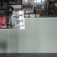 ویترین و کانتر فروشگاهی ۲ متری با ویترین شیشه‌ای