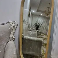 آیینه قدی و میز زیر گلدان