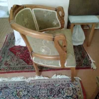 مبل کنار تخت بیمار و میز تلفن قدیمی