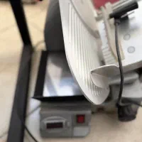 کالباس بر ترازودار محک