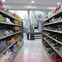 به یک کارگر برای چیدمان