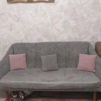 مبل طوسی با کوسن های رنگی