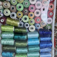 تعدادی قرقره گلدوزی