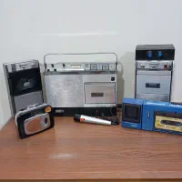 واکمن ضبط قدیمی کاست خبرنگاری با میکروفن