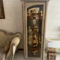 ویترین چوبی تمیز